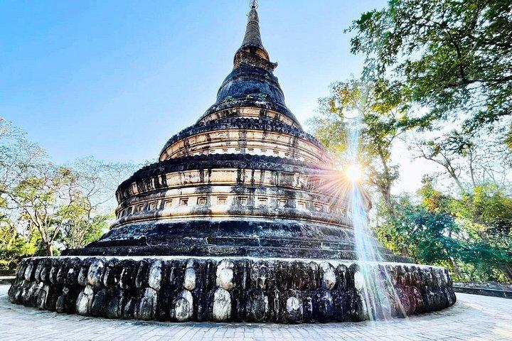 チェンマイの隠れた名所：地元の人による赤いトラックが紹介する3つの寺院