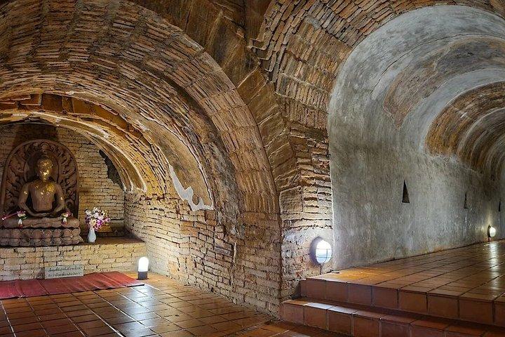 チェンマイの隠れた名所：地元の人による赤いトラックが紹介する3つの寺院