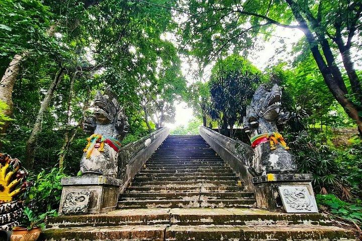 チェンマイの隠れた名所：地元の人による赤いトラックが紹介する3つの寺院