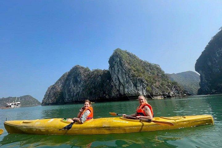 壮大なサンセットボートツアーキャットバ島からランハ湾を探索