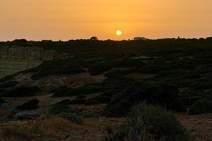 Romantic Sunset in Carvoeiro with a cliffside Picnic & wine