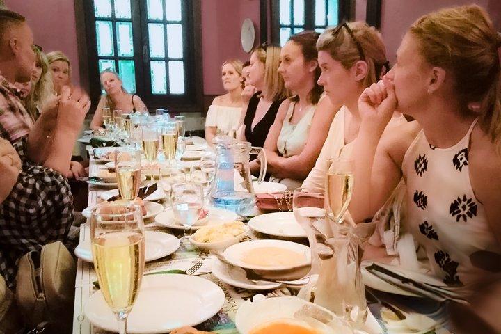 Marbella Original Food Tour : Tapas, vino & casco antiguo con un local