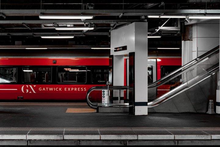 ガトウィック空港：ロンドン中心部への直通列車送迎