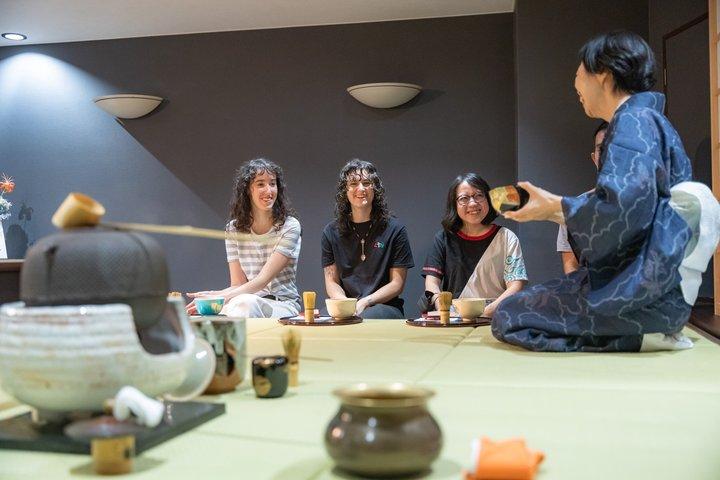 Traditionel te ceremoni med matcha og slik i Kyoto
