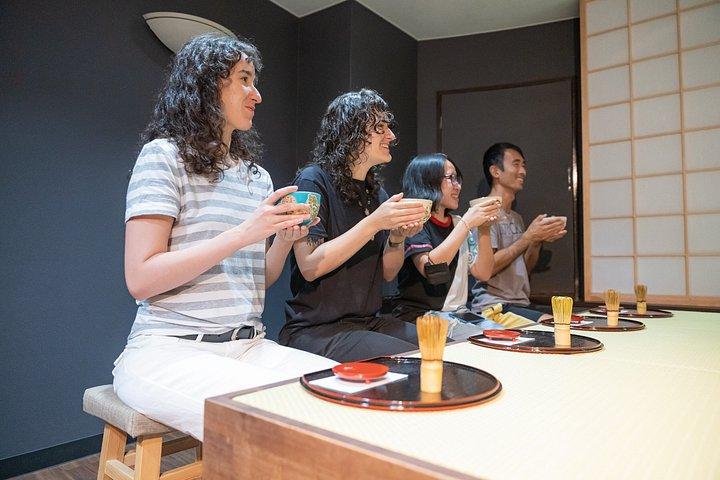 京都で抹茶とお菓子を楽しむ伝統のお茶会