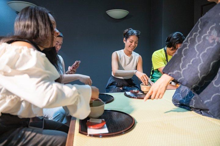 京都で抹茶とお菓子を楽しむ伝統のお茶会