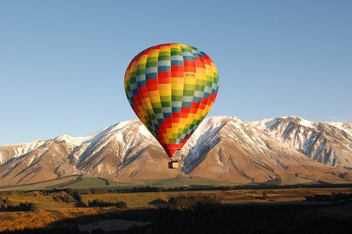 Sonnenaufgang Heißluftballonflug über Canterbury Plains