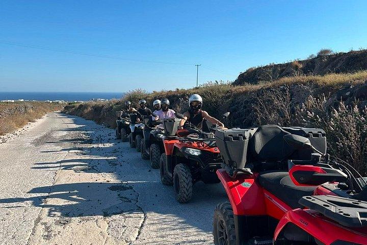 サントリーニ島：ワインテイスティング付きガイド付きATVツアー