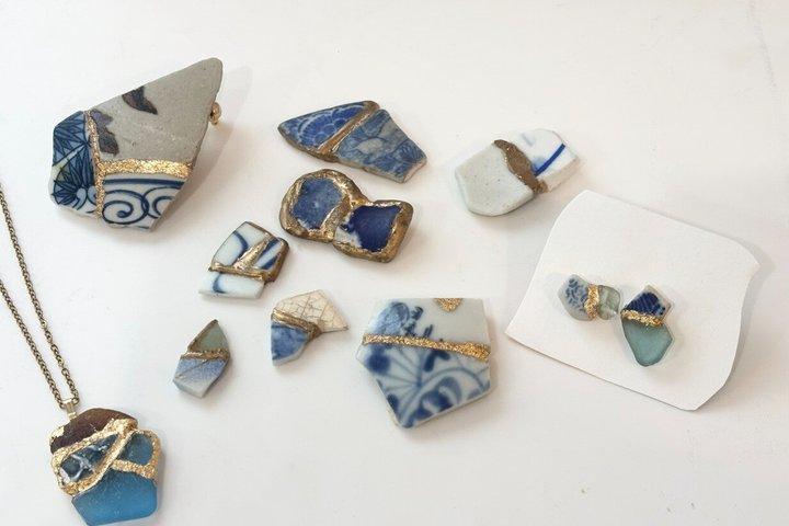 Workshop di gioielli Kintsugi con ceramiche Giapponesi indossate dal mare