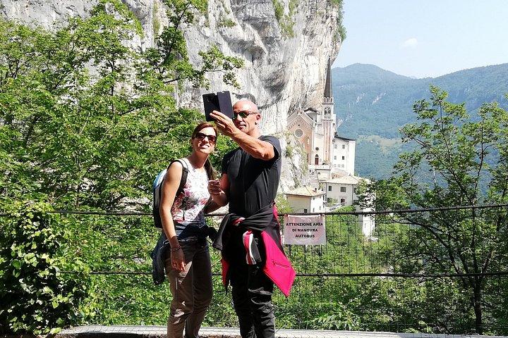 Från Gardasjön Madonna Della Corona Sanctuary Halvdagstur