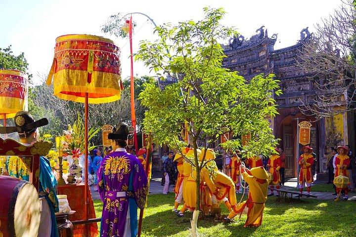ダナンから少人数の日帰り旅行でフエ帝都を探索