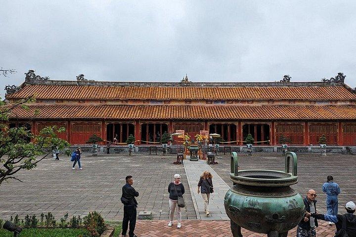 ダナンから少人数の日帰り旅行でフエ帝都を探索