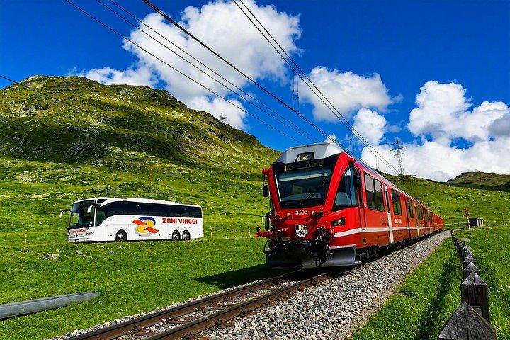 ミラノ発スイスアルプスベルニナ赤列車とサンモリッツツアー