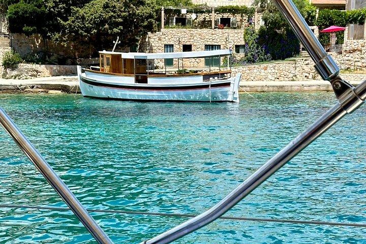 ドゥブロブニク発エラフィティ諸島終日セーリングツアー