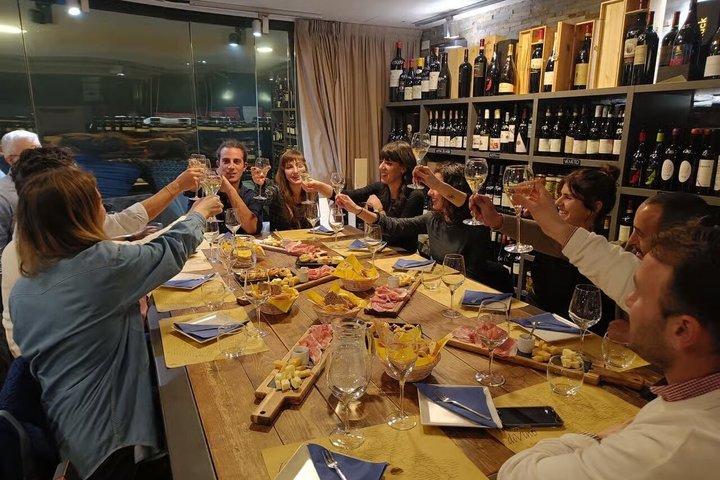 Cata de vinos con sumiller y comida local en el lago Como
