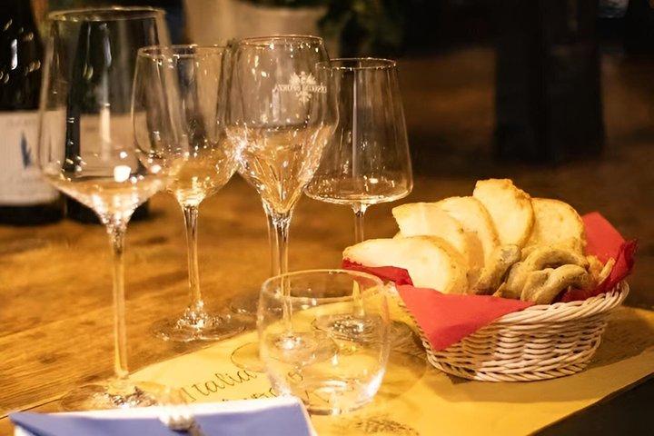 Cata de vinos con sumiller y comida local en el lago Como