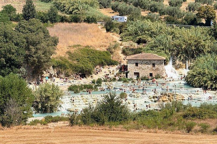 ローマ発ミニバスで行くサトゥルニア温泉ツアー（昼食付き）