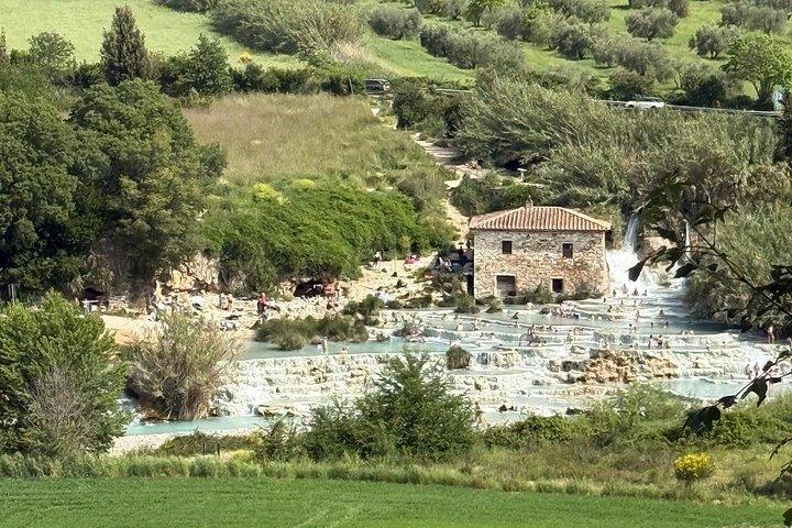 ローマ発ミニバスで行くサトゥルニア温泉ツアー（昼食付き）