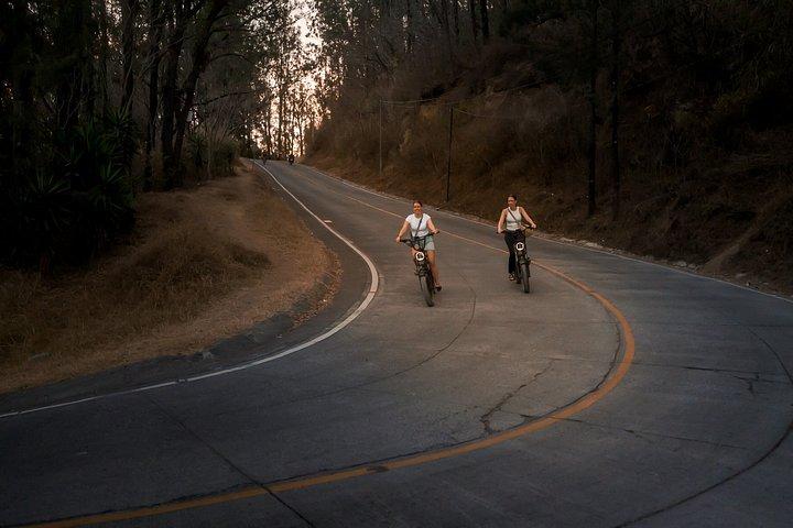 アンティグアグアテマラEバイクツアーセロ・デ・ラ・クルス＆シティハイライト