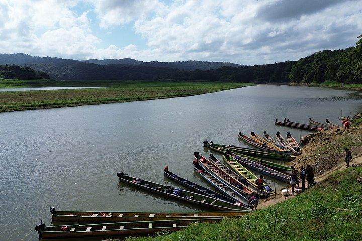エンベラ族の村とチャグレス国立公園の滝へのプライベートツアー