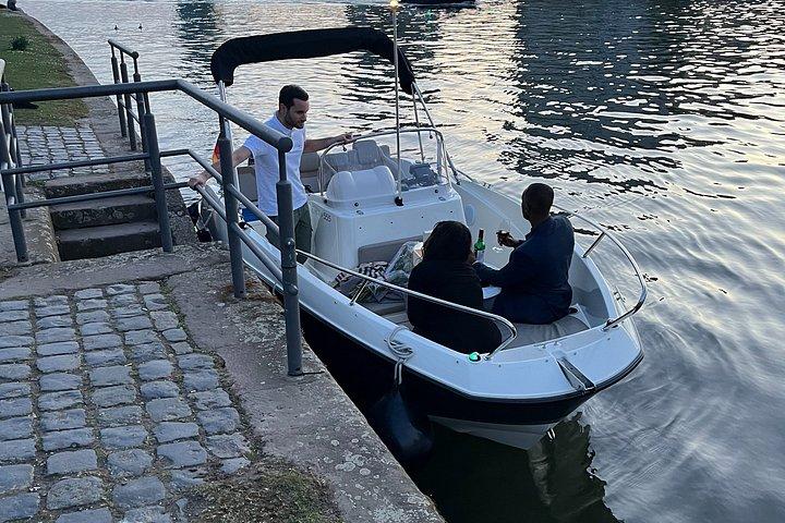 フランクフルトプライベートボートツアー：スピード感あふれるクルーズとスカイライン観光