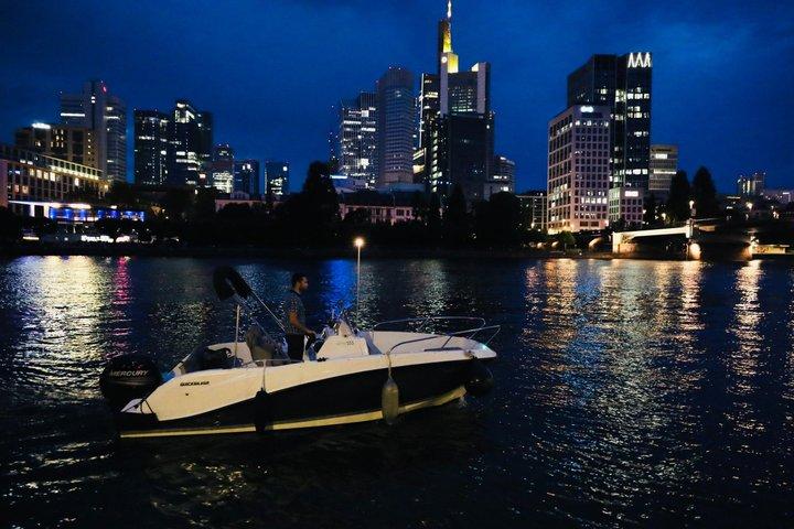 フランクフルトプライベートボートツアー:スピード感あふれるクルーズとスカイライン観光