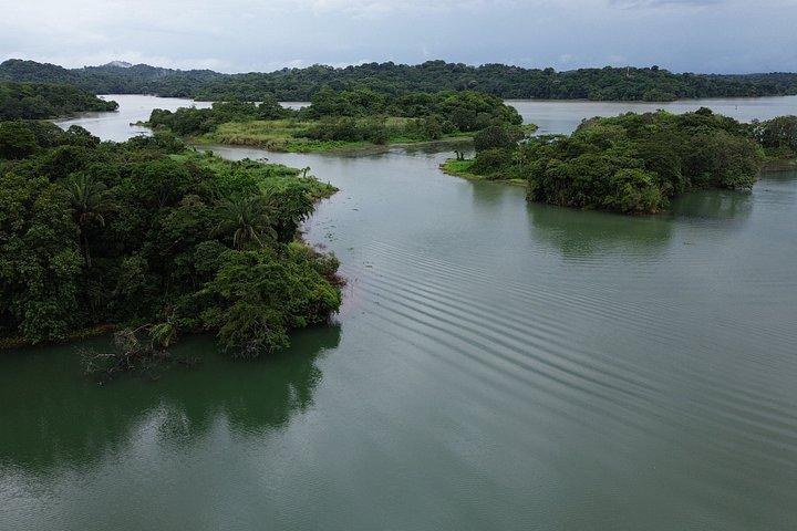 パナマ運河を通ってモンキー諸島への船旅