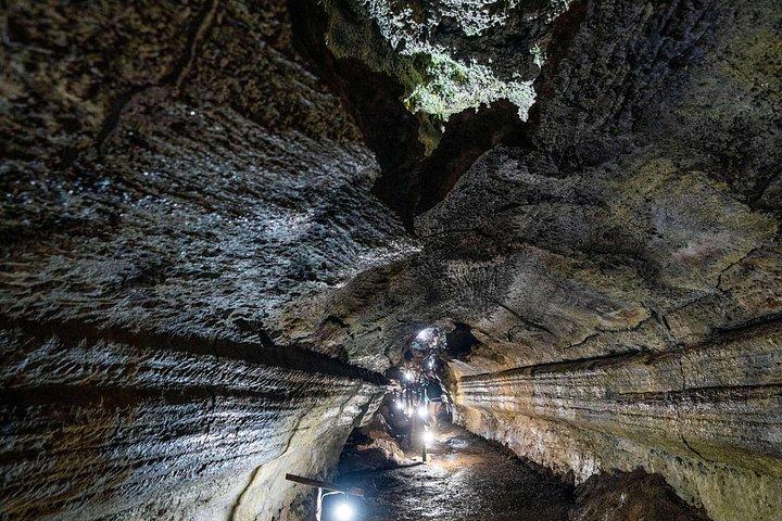 地下アドベンチャー：溶岩トンネルと巨大なカメ