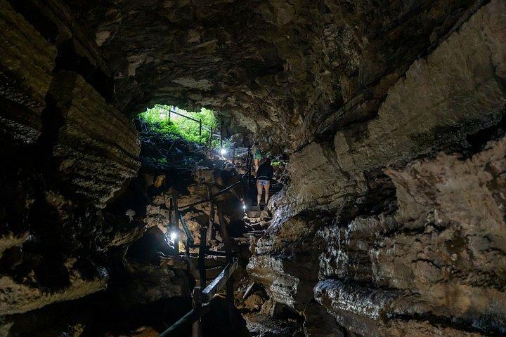 地下アドベンチャー：溶岩トンネルと巨大なカメ
