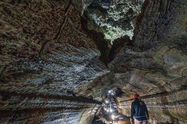 地下アドベンチャー：溶岩トンネルと巨大なカメ