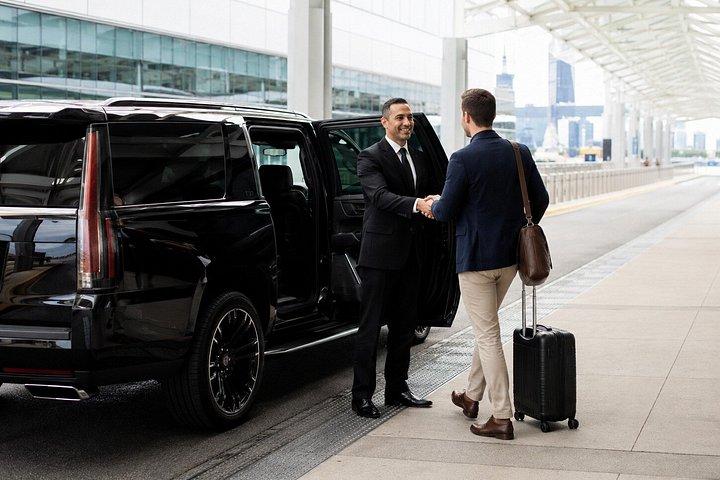 マンハッタンからラ・グアルディア空港へセダンSUVでプライベート送迎