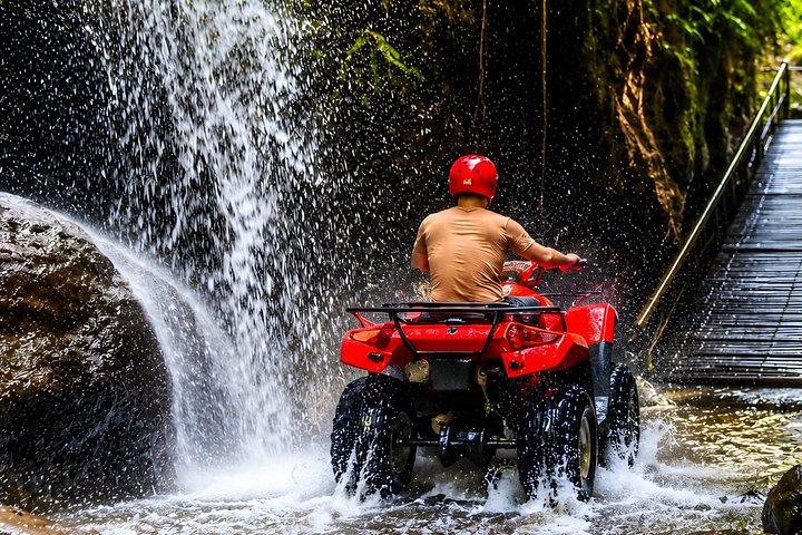 ウブドATVクワッドバイクアドベンチャー：ジャングル＆リバー＆マッドライド体験