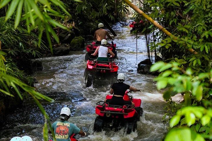 ウブドATVクワッドバイクアドベンチャー：ジャングル＆リバー＆マッドライド体験