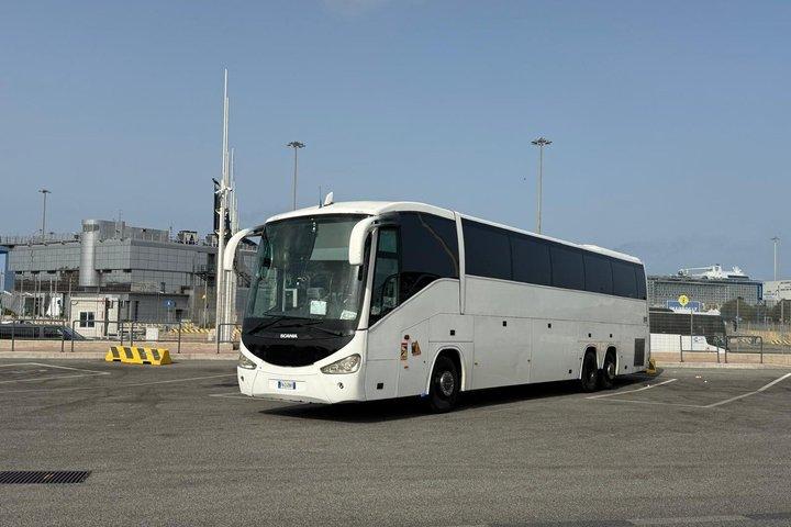 チヴィタヴェッキア港からフィウミチーノ空港へのシャトルバス(往復)