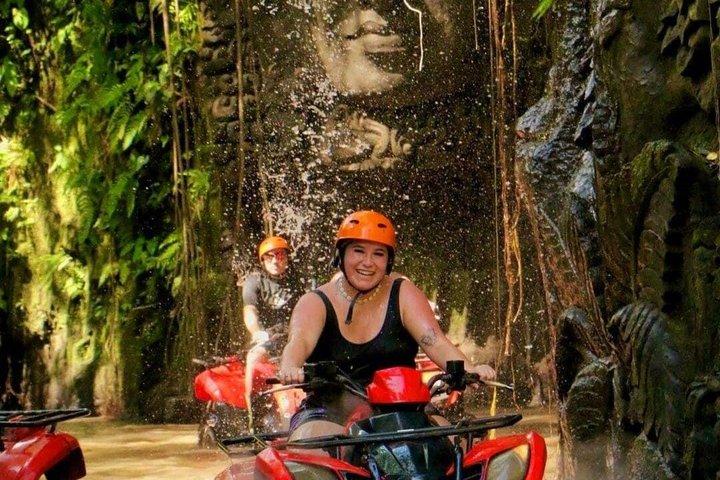 バリ・ウブドのジップラインとATVライドゴリラ寺院ランアドベンチャー