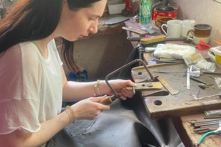 軽食＆冷たいビールサプライズでゴールで指輪作り体験