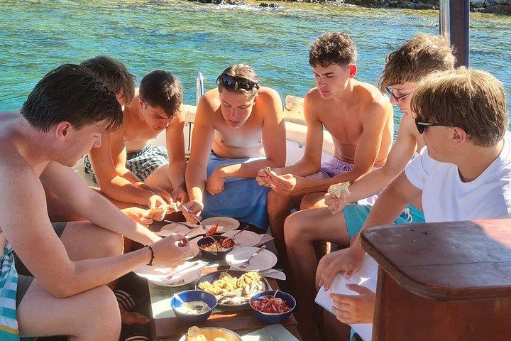 ザダルボートツアー：隠れた入り江＆船上での新鮮なダルメシアン料理