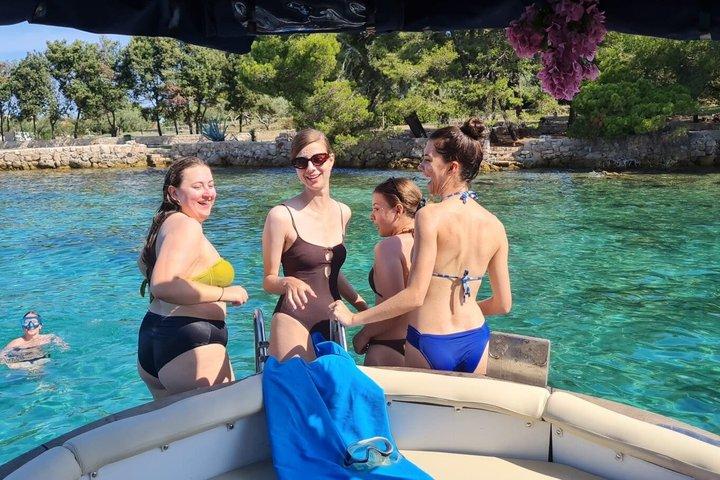 Båttur i Zadar: Dolda vikar och färsk dalmatisk måltid ombord