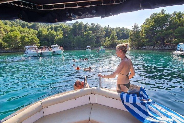 Båttur i Zadar: Dolda vikar och färsk dalmatisk måltid ombord