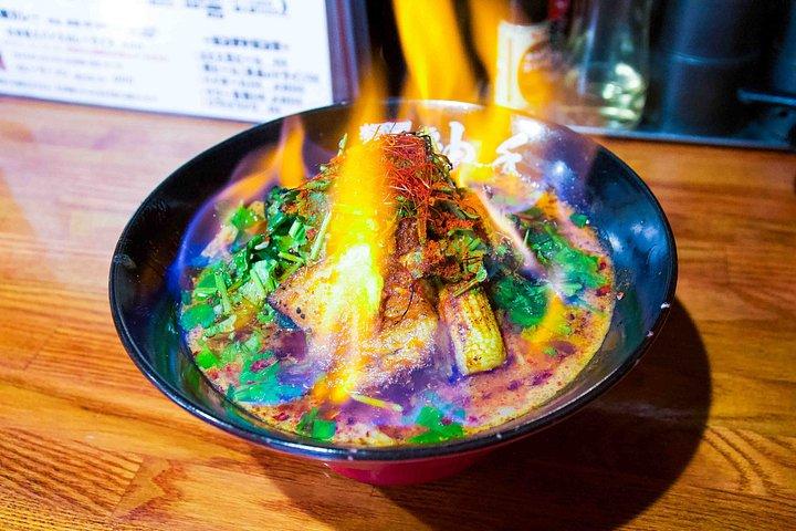 東京激辛ラーメン、地元エキスパートと2つの激辛丼巡り