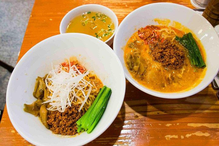 東京激辛ラーメン、地元エキスパートと2つの激辛丼巡り