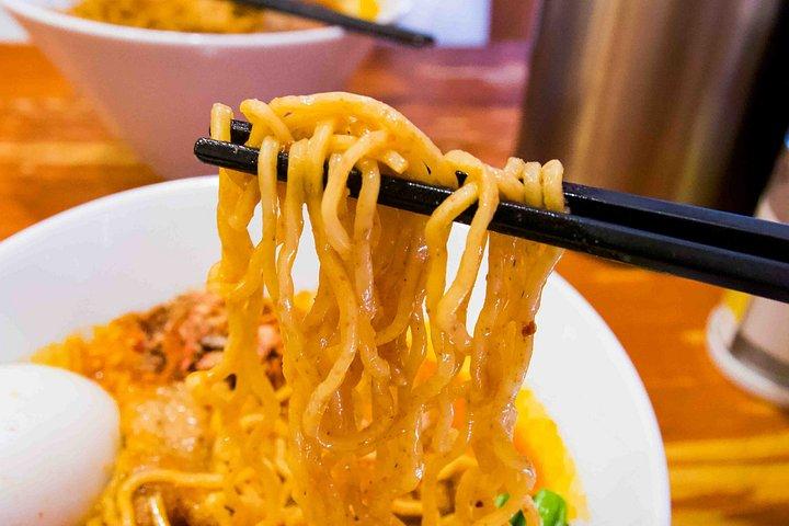 東京激辛ラーメン、地元エキスパートと2つの激辛丼巡り
