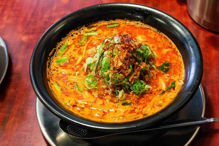 東京激辛ラーメン、地元エキスパートと2つの激辛丼巡り