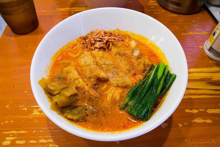 東京激辛ラーメン、地元エキスパートと2つの激辛丼巡り
