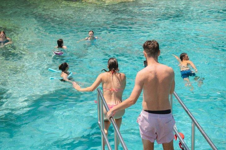 コルフォからパクソ、アンティパクソ、ブルーケーブへのプレミアム日帰りクルーズ
