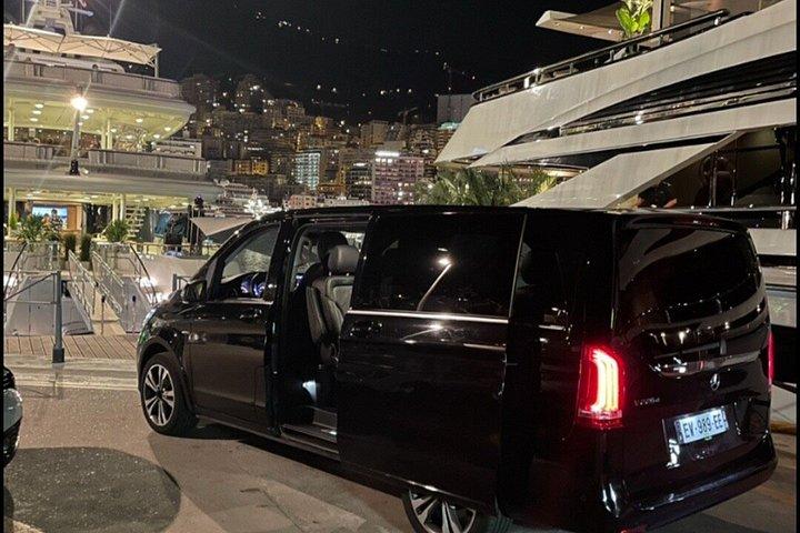 Private Van Transfer Paris Airport CDG to Paris