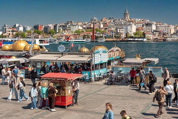 Private Dolmabahce Palace, Bosphorus Cruise & Spice Bazaar Tour