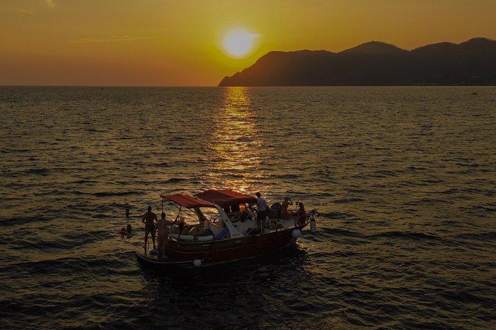 Passeio de barco ao pôr do sol e aperitivo em Cinque Terre saindo de Monterosso