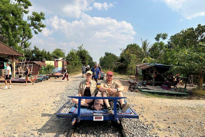 バッタンバン: シェムリアップからの竹電車とコウモリの洞窟