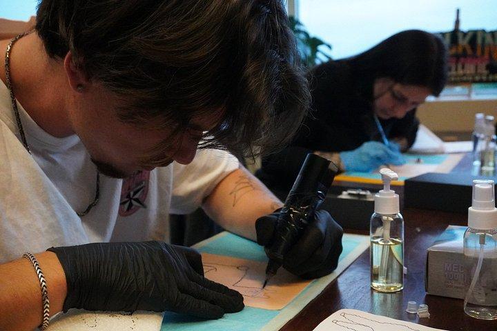 Torne-se um artista de tatuagem para um dia Amsterdam Ink Experience